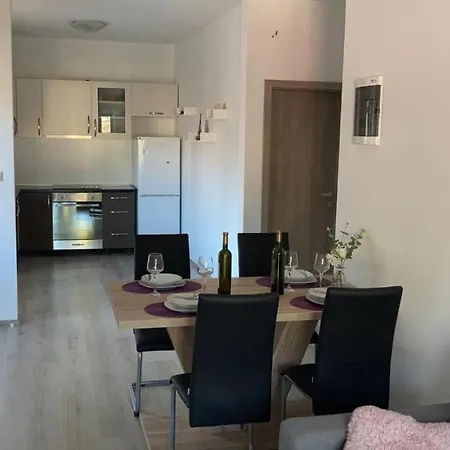 Daire Ema & Lana Smokvica (Korcula)