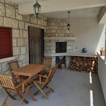 Daire Ema & Lana Smokvica (Korcula)