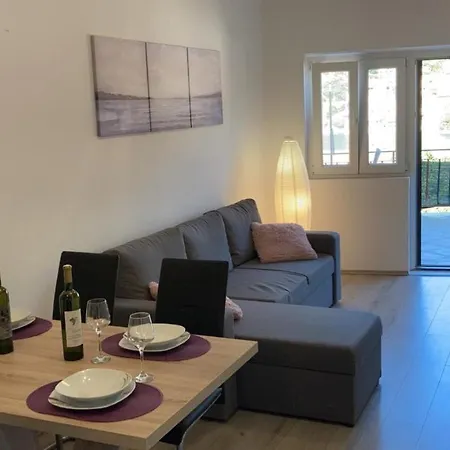 Ema & Lana Smokvica (Korcula)