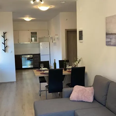 Ema & Lana Smokvica (Korcula)