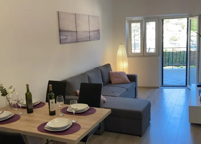 Ema & Lana Smokvica (Korcula)