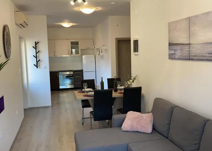 Ema & Lana Smokvica (Korcula)